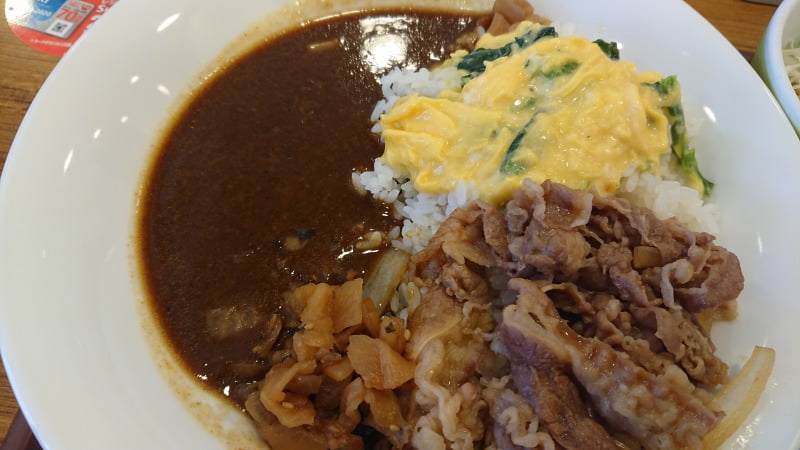 すき家のカレーがリニュアル、横濱オム牛カレーは、飲めるカレーとして、ちゃんと美味しいと思う。 | 野郎飯