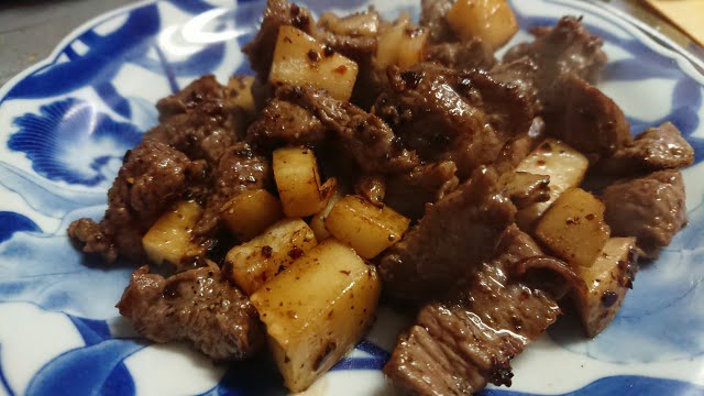 酒も飯も進むシンプルな一皿 牛赤身肉とたけのこの黒胡椒炒め 野郎飯 適当レシピと美味い店