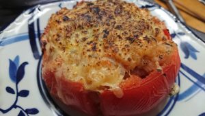 トマトを器にしたチキンライスのグラタン