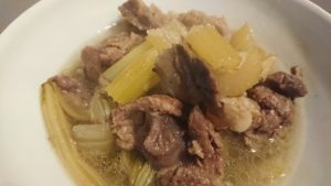 牛すじとセロリの塩煮込み