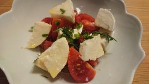 フルーツトマトとパルミジャーノレッジャーノのおつまみ
