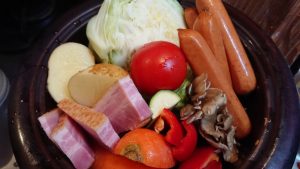 ジョンソンヴィルのソーセージを豪快に使った土鍋ポトフ