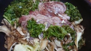 牛肉とケールときのこ