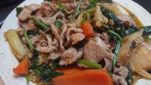 余った野菜と豚肉を炒めただけ