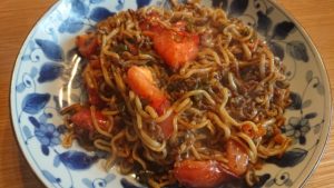 カレー挽肉焼きそばにトマト