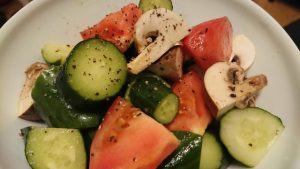 トマトときゅうりとマッシュルームのサラダ