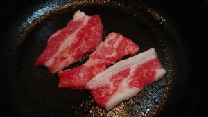 肉を鉄板で焼く