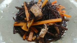 ひじきと人参、油揚げの煮物