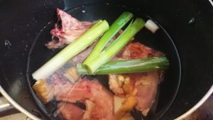 鶏がらスープをとる