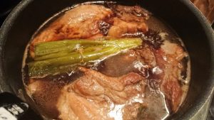スペアリブを煮込む