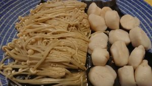 帆立貝柱と榎茸の昆布締め酒蒸し