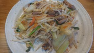 セブンイレブンの食材で作る牛ホルモン野菜炒め