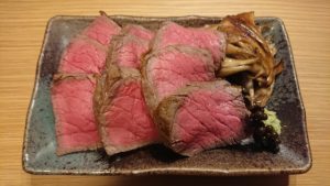 野郎飯流・牛もも焼き、生胡椒とまいたけ添え