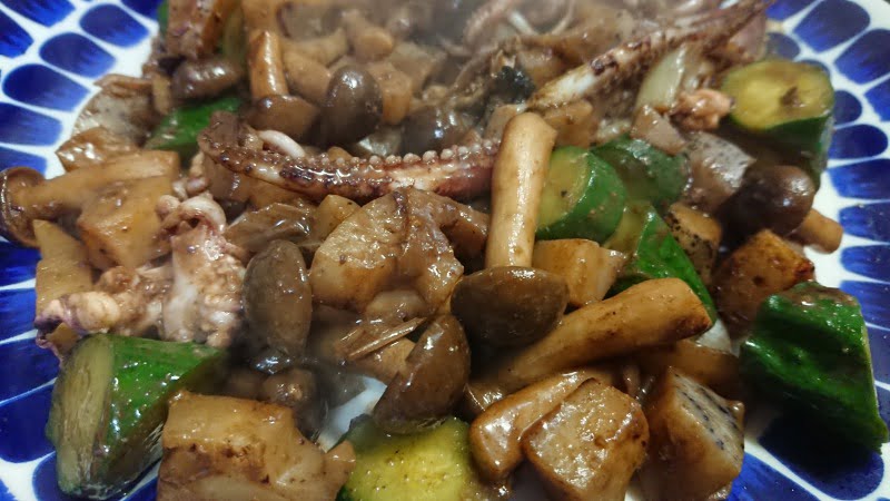 イカゲソときゅうり、レンコンしめじのニンニクわた炒め