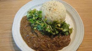 玉葱とコンビーフのカレーにサフランライス