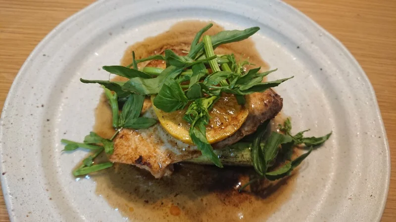 小笠原諸島のメカジキのバターソテーにアスパラガスと広島レモンにクレソン。