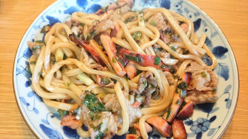 全てコンビニ食材で作るいか豚焼きうどん