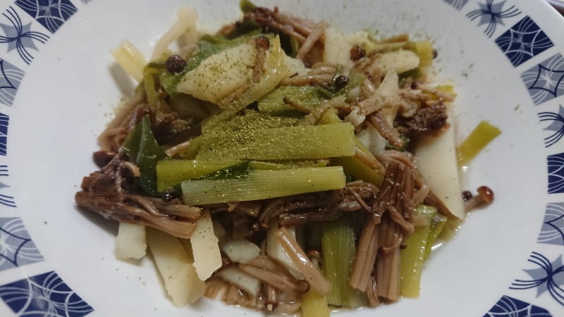 九条ねぎとじゃがいもと榎茸を酒と塩で煮たら、なんかすごいうまいやつができました。 魔改造和食。