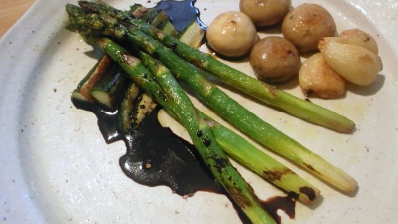 アスパラガス・ズッキーニ・マッシュルームのソテー、バルサミコソース