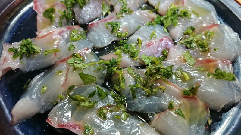 シンプルなレモンオリーブと塩で作る鯛のカルパッチョ