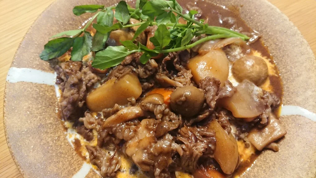 山ほどの牛肉とキノコを煮込んだハッシュドビーフ