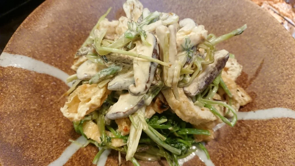芹と椎茸と油揚げの焼きサラダ