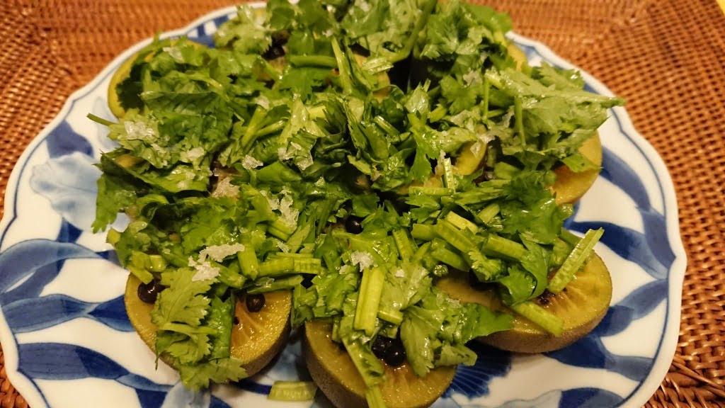 完熟キウイとパクチーライム、生胡椒のサラダ