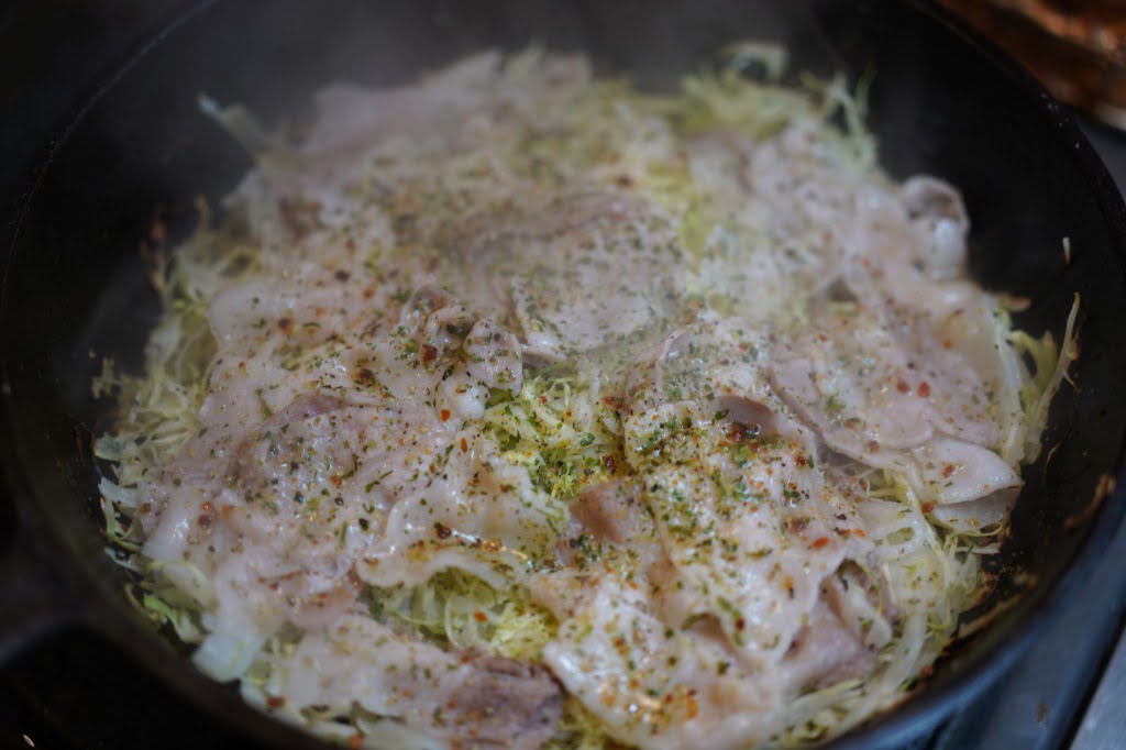 フライパンのまま出す千切りキャベツ豚アンチョビ焼き