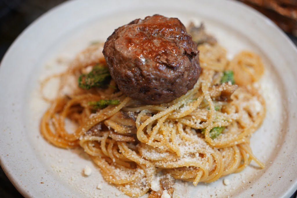ハンバーグを崩して混ぜて食べるデミソースのスパゲッティ