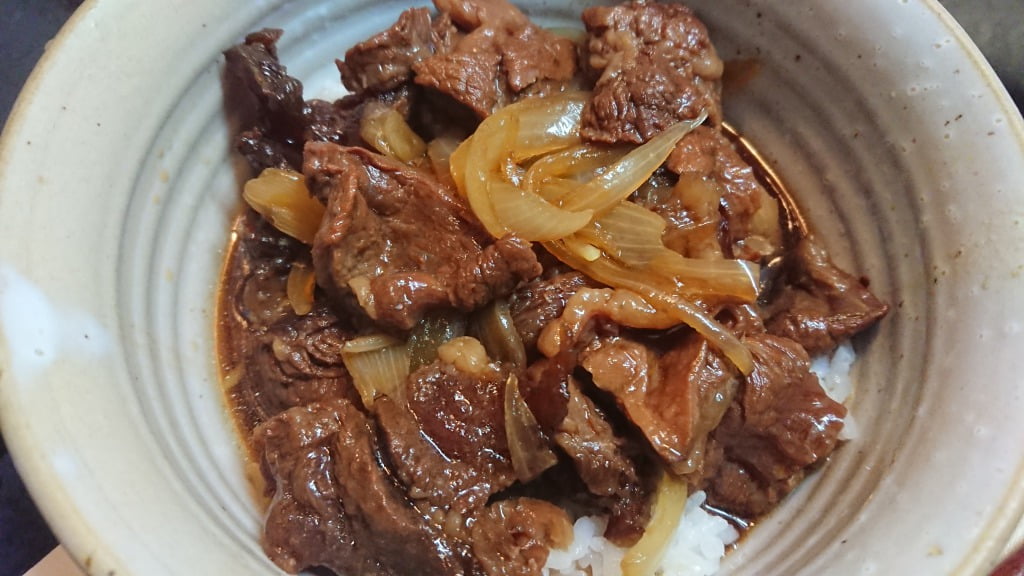トロトロに煮込んだ牛すじ丼