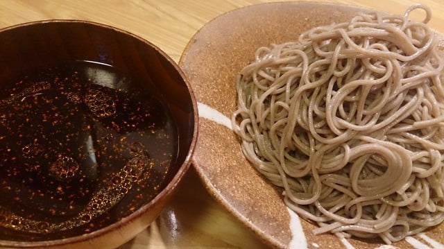 なぜ蕎麦にラー油を入れるのか?そりゃあれだよ、旨いからってのと飽き防止だからだよ。