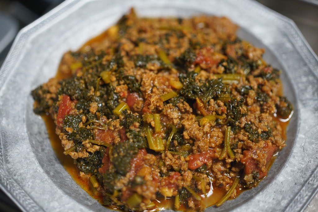 山盛りパセリのひき肉カレー