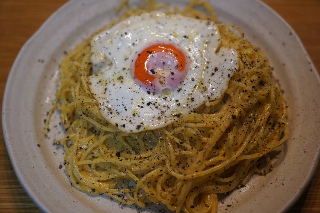 ポヴェレッロとカチョエペペの間のスパゲッティ