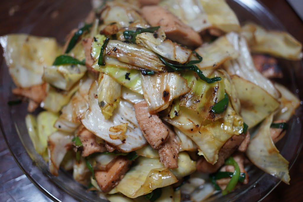 東栄チキン若鶏しょうゆ味をキャベツとニラと一緒に炒めて食べる