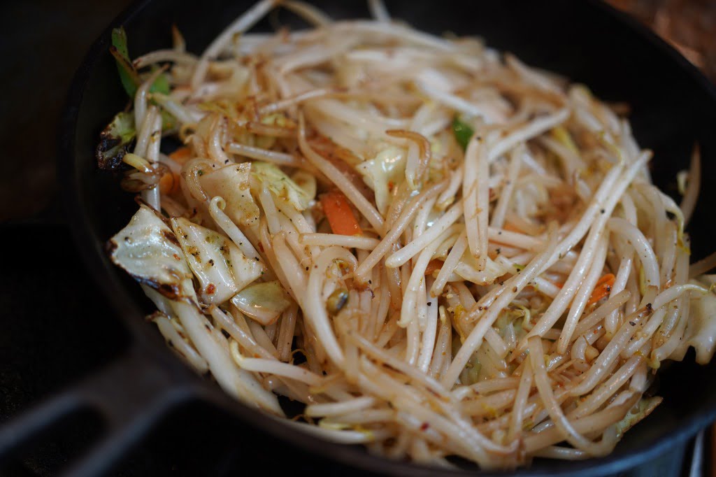 フライパンのまま提供する、ほりにし野菜炒め