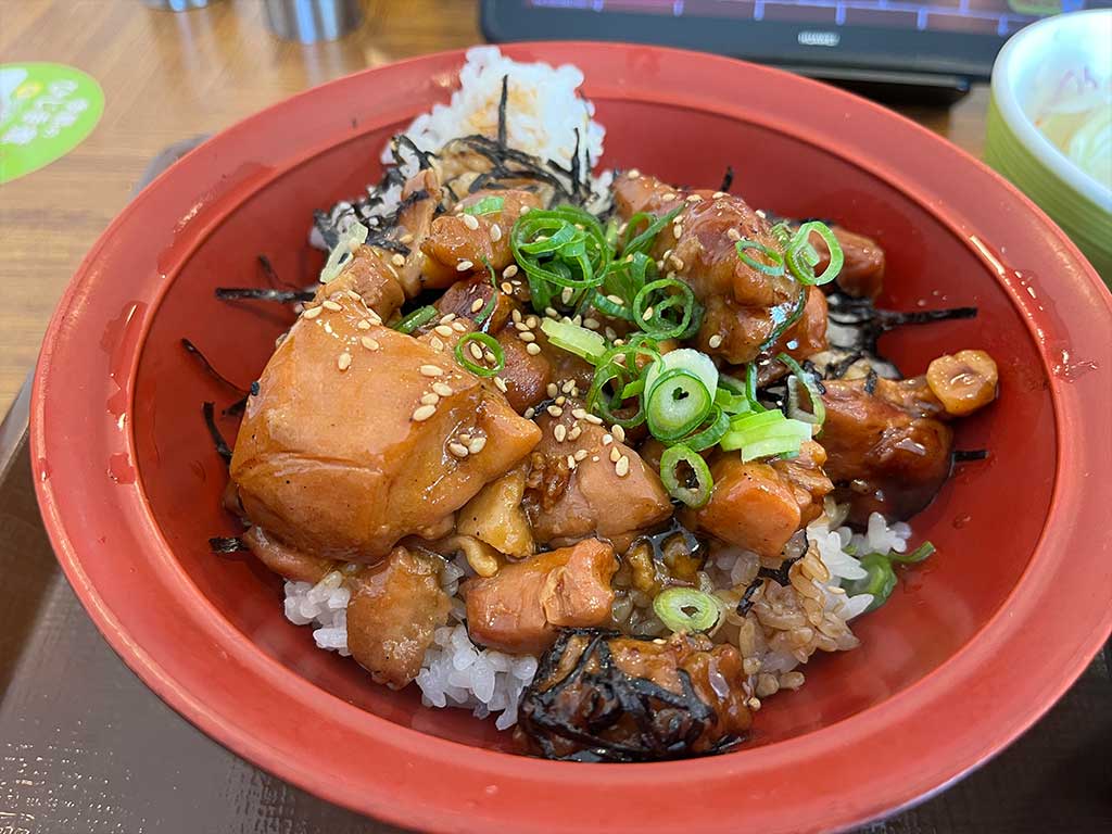 すき家の「炭火やきとり丼」