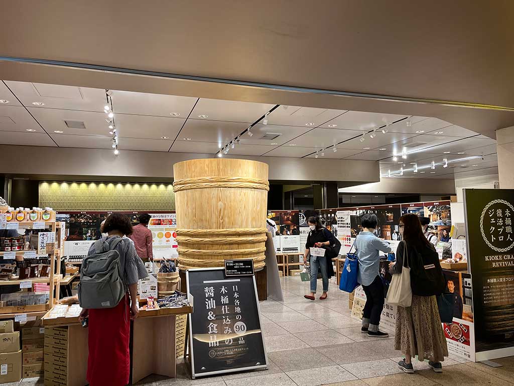 東京駅構内新幹線南乗り換え口前に木桶が登場！25日まで。