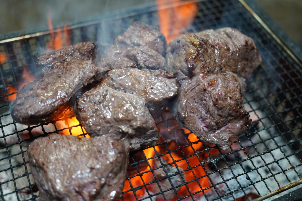 まず失敗せず柔らかに食える、牛肩ロース肉低温調理炭火焼きステーキ