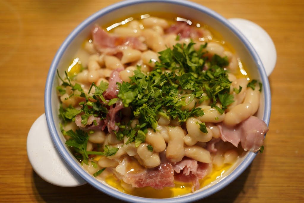 白インゲン豆と生ハムの白ワイン煮込み