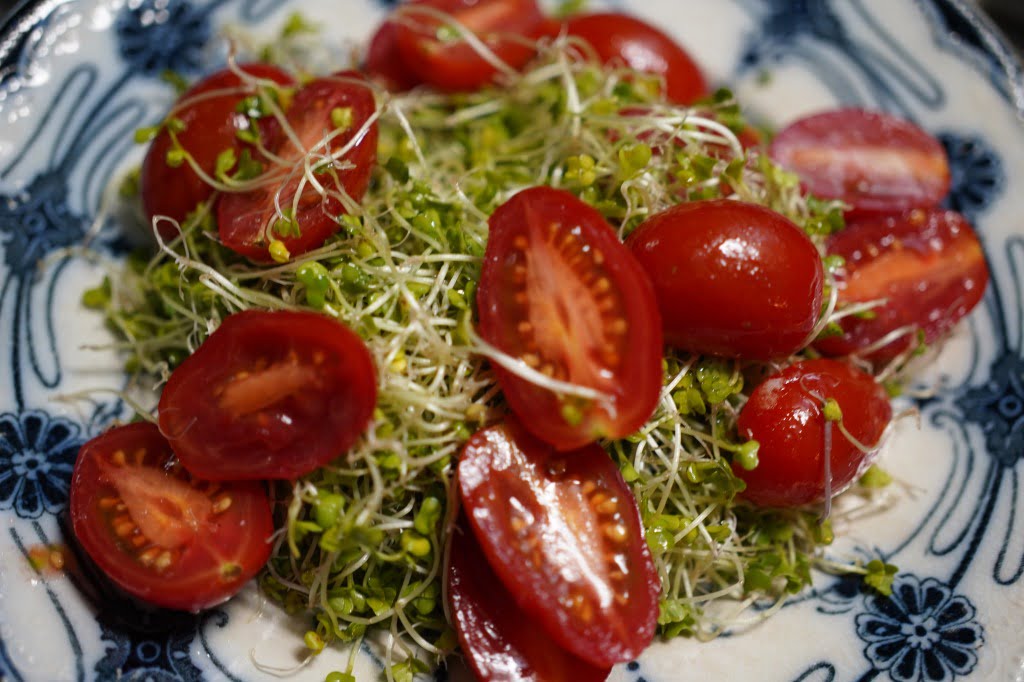 秒で作るブロッコリースプラウトとトマトのサラダ