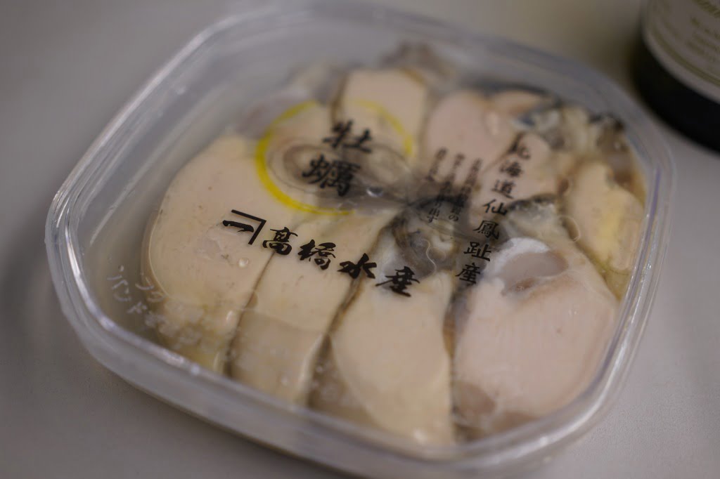 sakana baccaエキュート品川店で買った高橋水産の仙鳳趾の生牡蠣