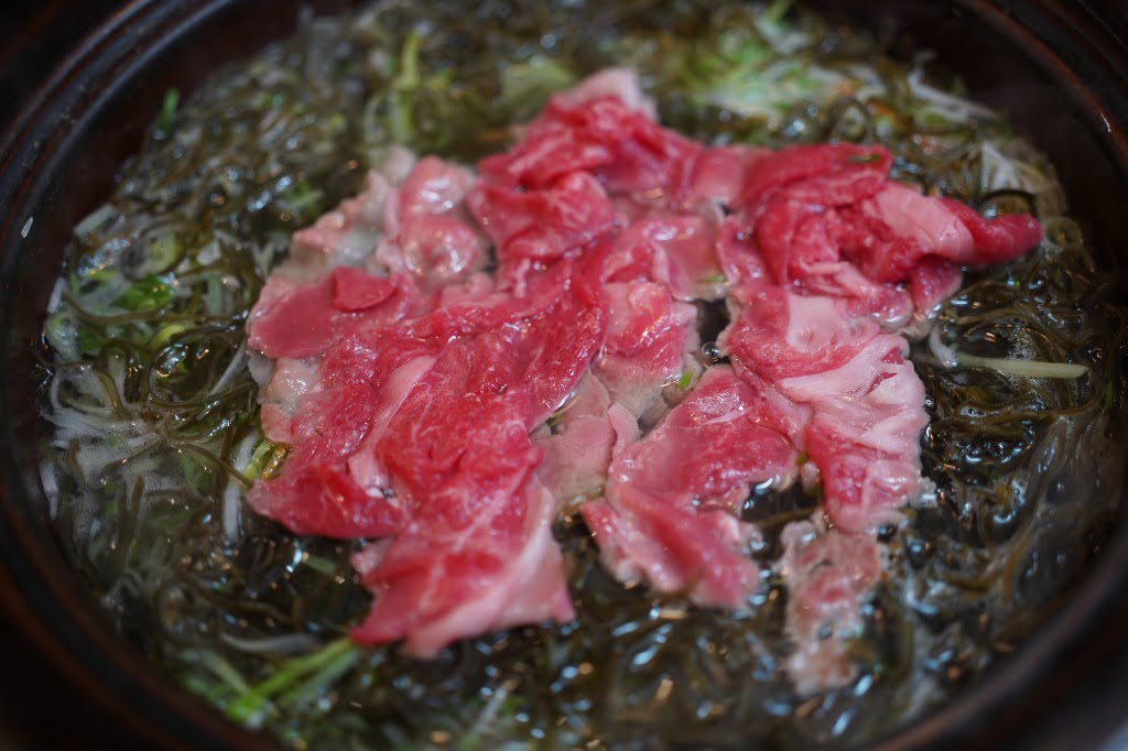 切昆布と葱水菜で食べる牛の出汁しゃぶしゃぶ