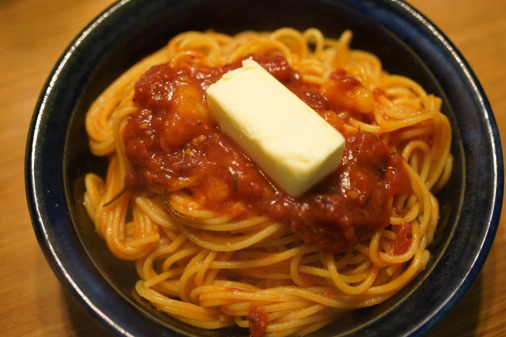 豚バラ肉とじゃがいものトマト煮込みとエシレバターで作るスパゲッティ