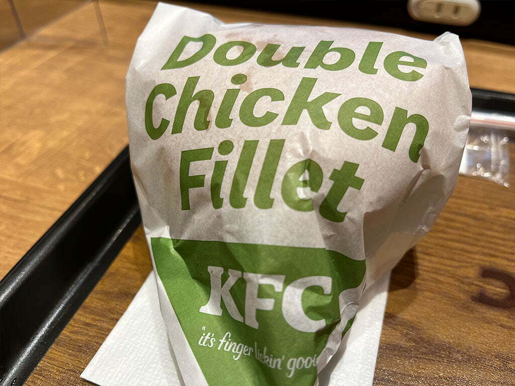 ケンタのサンドじゃなくてケンタのバーガーって名前になったので、ダブルチキンフィレバーガーを食らいつく。