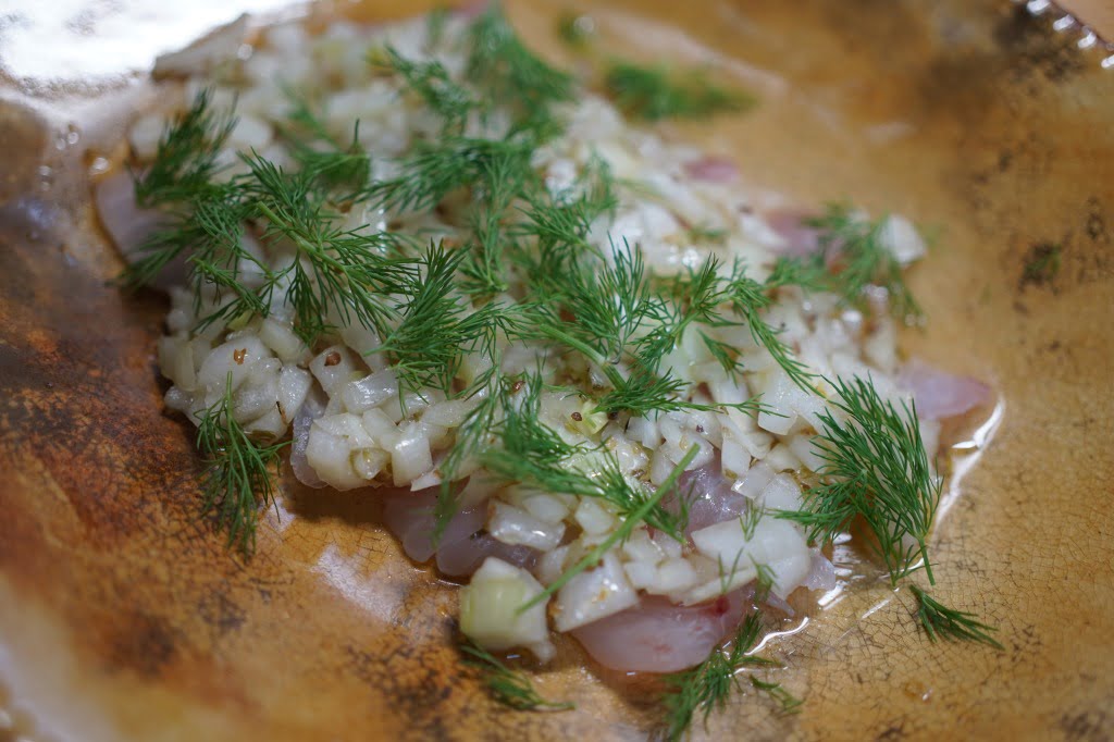 玉ねぎドレッシングで食べる鯛の温製カルパッチョ仕立て