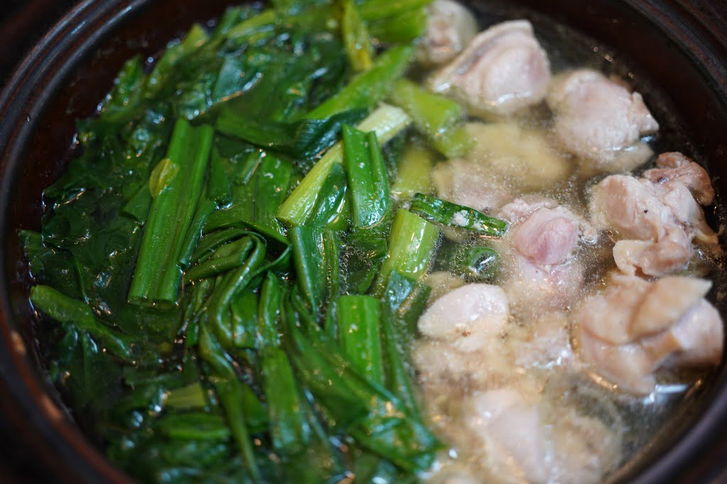 出汁パックと一緒に煮込んでしまう鶏とほうれん草と九条ネギの水炊き