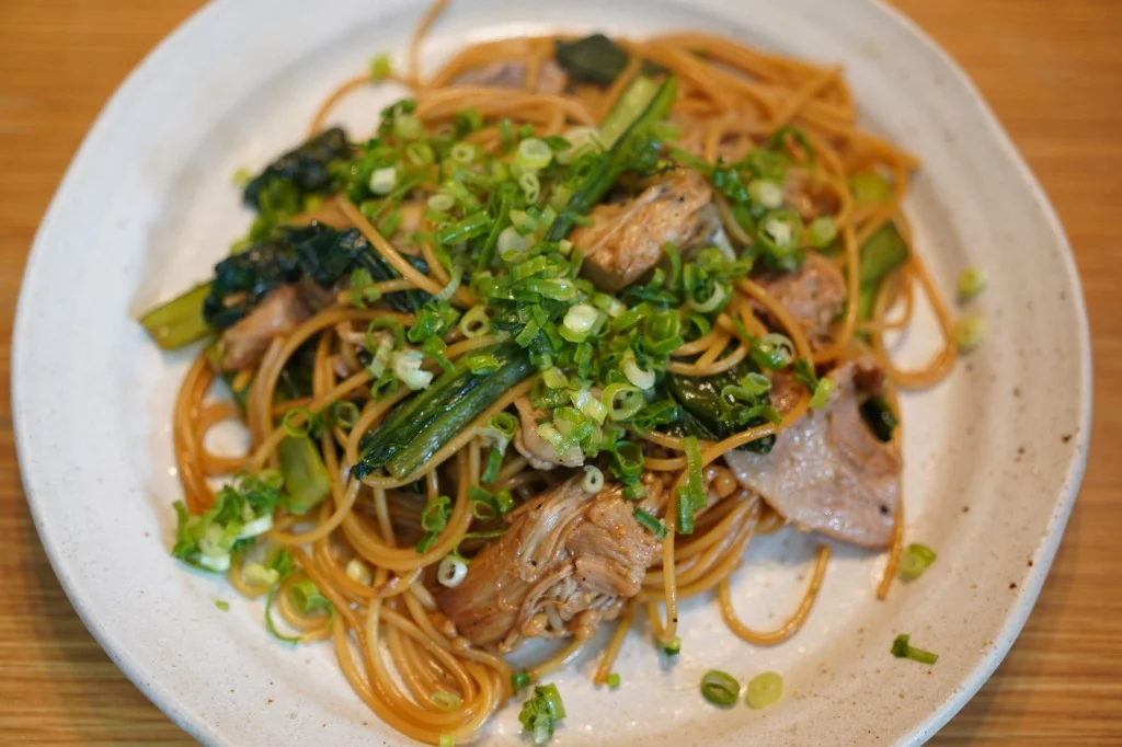 たまり醤油バターで食べる豚と小松菜とえのきだけのロメスパ
