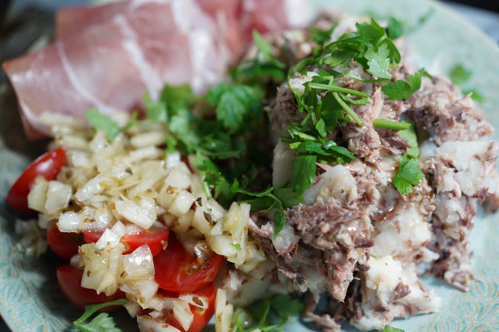 サバ缶で作るさば里芋サラダにミニトマトサラダと生ハム盛り合わせ