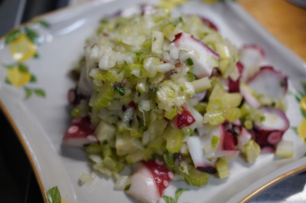 玉ねぎドレッシングで作るタコとオリーブとセロリのサラダ