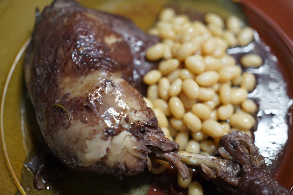 骨つき鶏もも肉の赤ワイン煮込みと白インゲン豆